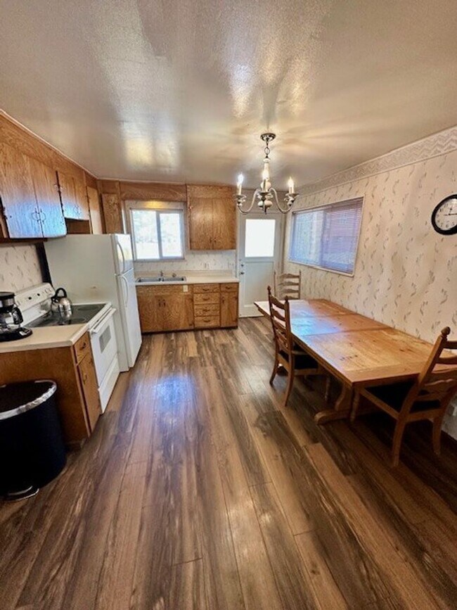 Building Photo - 3Bd 1Ba home available for a longterm lease!  Call and inquire today!