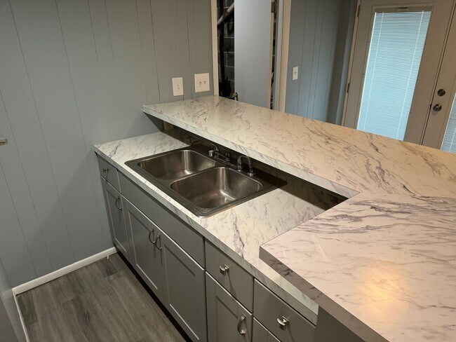 Building Photo - NOW AVAILABLE! RENT READY!!