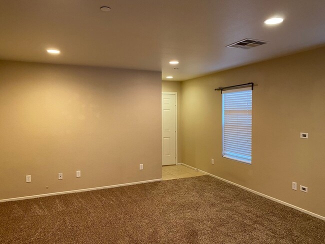 Building Photo - Beautiful 3 bedroom available