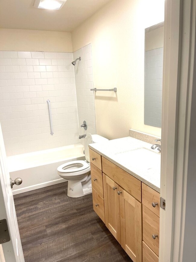 Building Photo - 410 Flower St