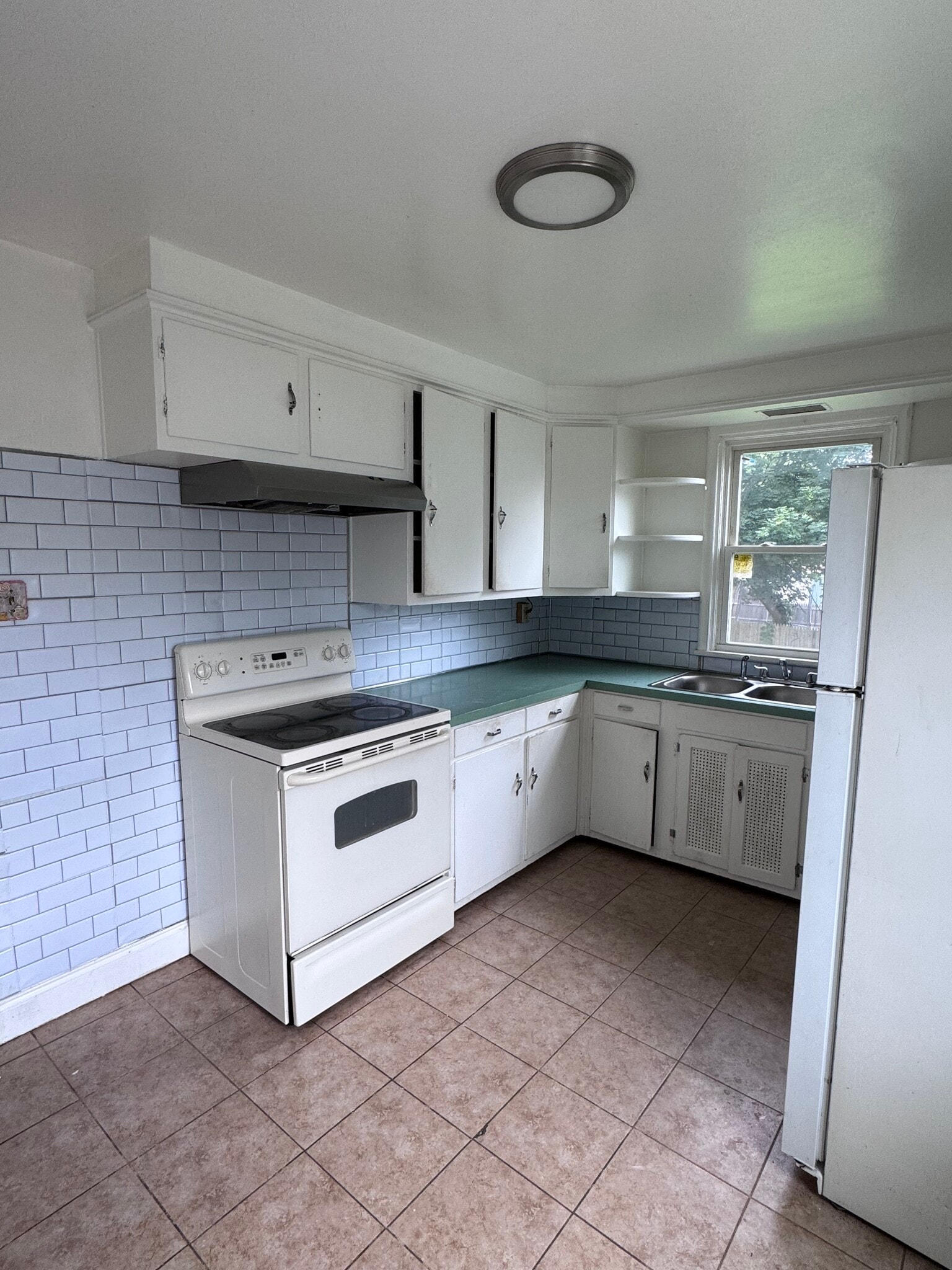 Kitchen - 519 N Evans St