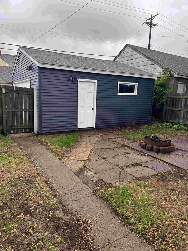 Building Photo - 3 Bedroom / 1 Bathroom Private Fenced Yard...