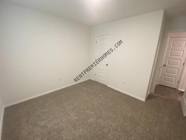 Building Photo - 103 E Fredonia Ct