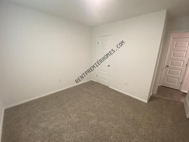 Building Photo - 11 Vineyard Dr