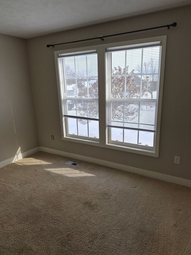 Building Photo - 79 Rogue River View Dr NE