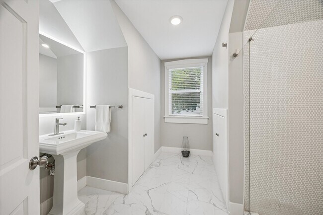 Building Photo - 2420 Nottingham St