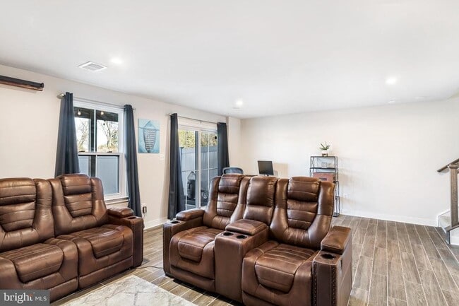 Building Photo - 131 Burkwood Ter