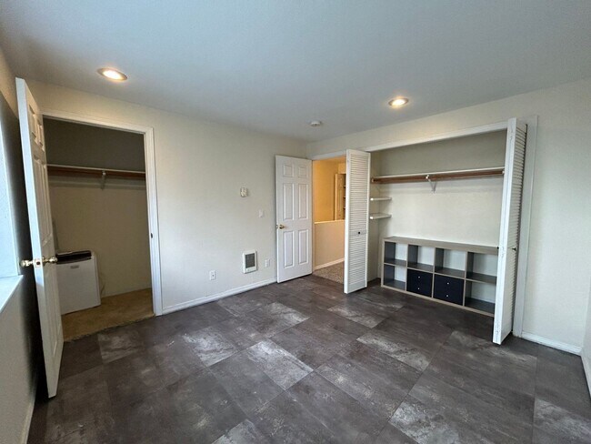 Building Photo - New Appliances, Carpet & Paint 2 Bed 1.5 B...