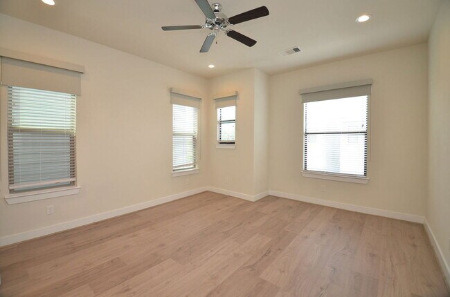 Building Photo - 2616 Riverside Dr