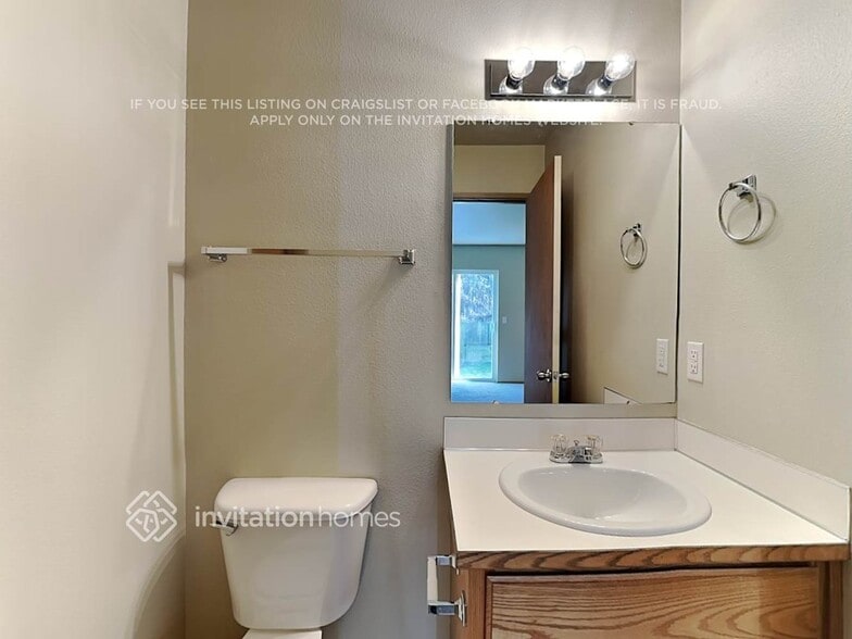 Building Photo - 14904 Woodland Ave E