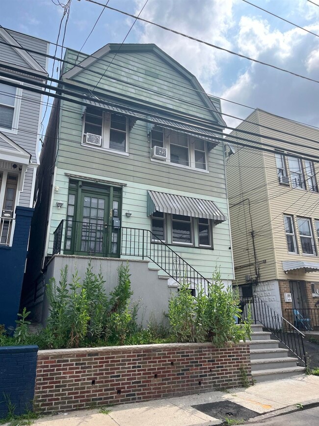 Primary Photo - 262 Winfield Ave