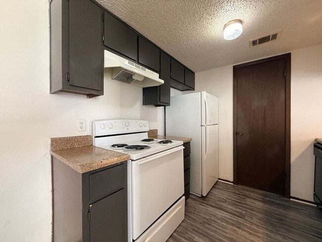 Building Photo - SECTION 8/HUD ACCEPTED - AVAILABLE NOW!