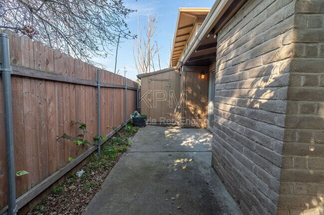 Building Photo - 1077 Rivara Rd