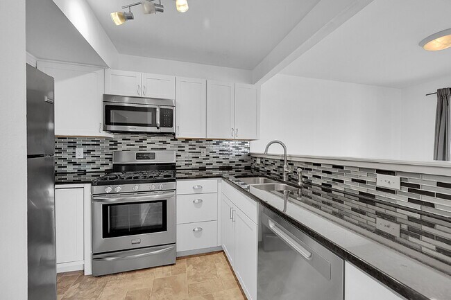 Building Photo - $2,295.95, 3-bed, 3-bath, located in Longmont with a washer and dryer and $300 off the first mont...