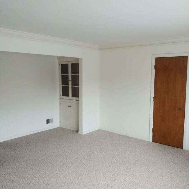 Building Photo - 2125 Village Dr