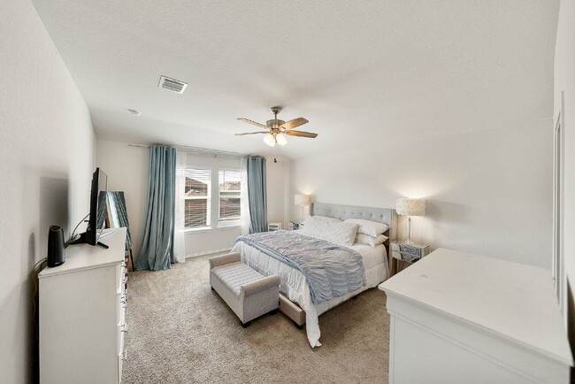 Building Photo - Welcome to Your New Chapter! Enjoy Free Rent, Ask Us How!