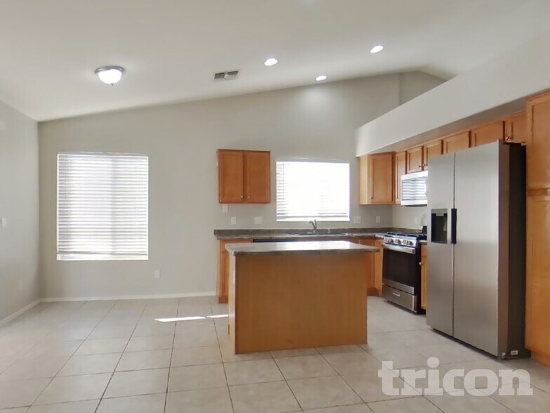 Building Photo - 5521 N 103rd Dr