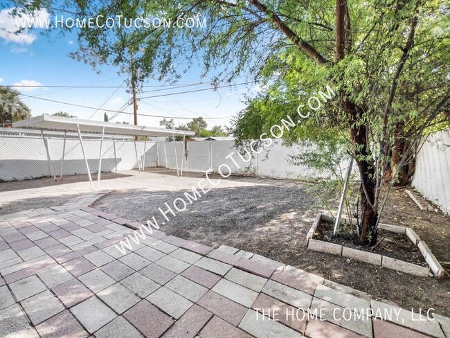 Building Photo - 1446 E Iowa Dr