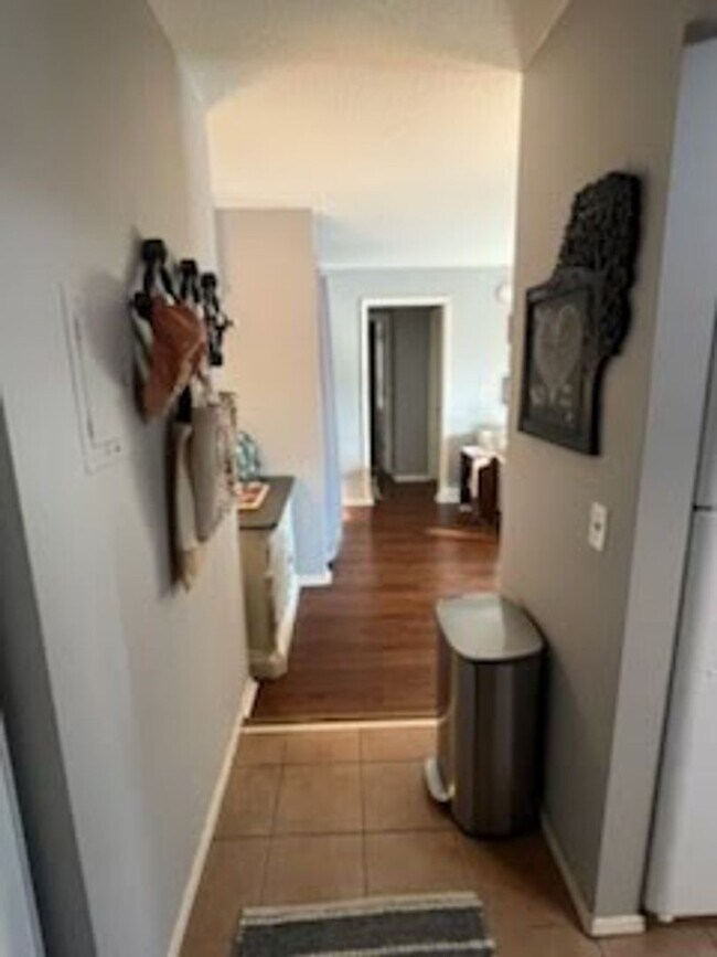 Building Photo - 1 Bedroom Condo in Hopkins