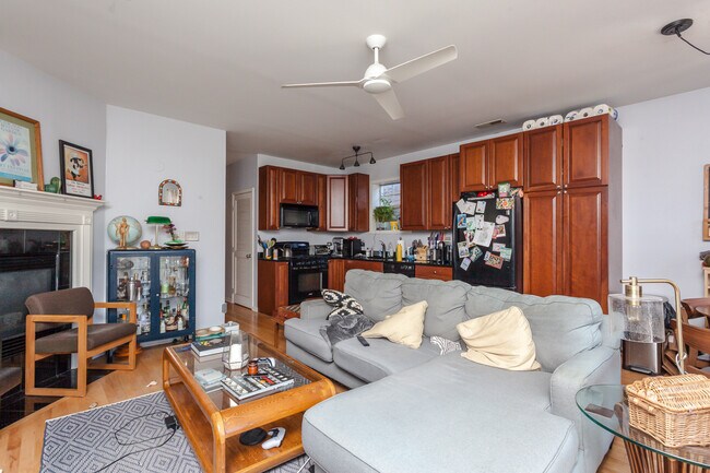 Building Photo - 1357 N Artesian Ave