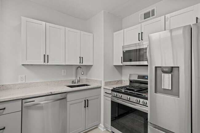 Building Photo - Modern Living in the Heart of Ghent – Walk to EVMS!