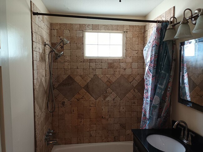 Building Photo - 471 Logan Ave