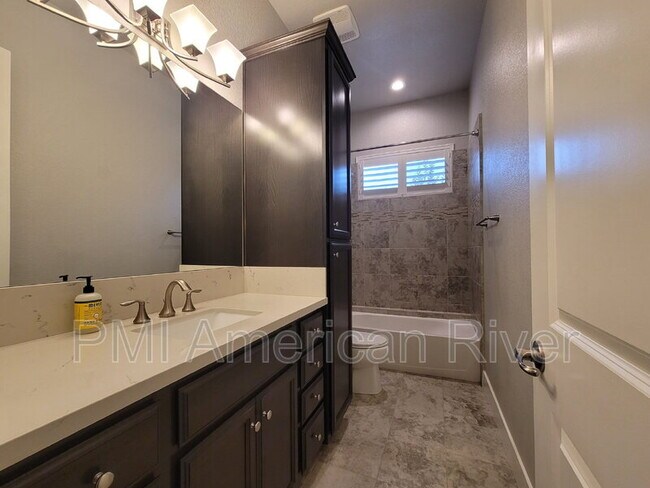 Building Photo - 8099 Traditions Ct