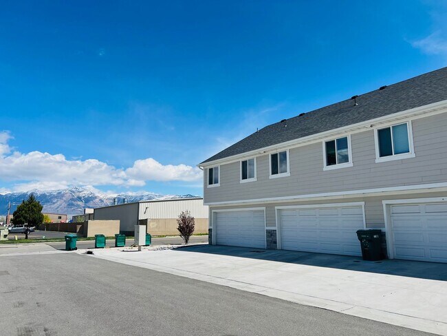 Building Photo - Beautiful new construction town home with ...