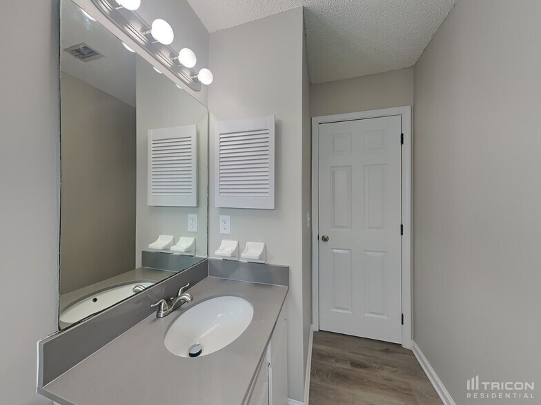Building Photo - 8163 Teaticket Dr