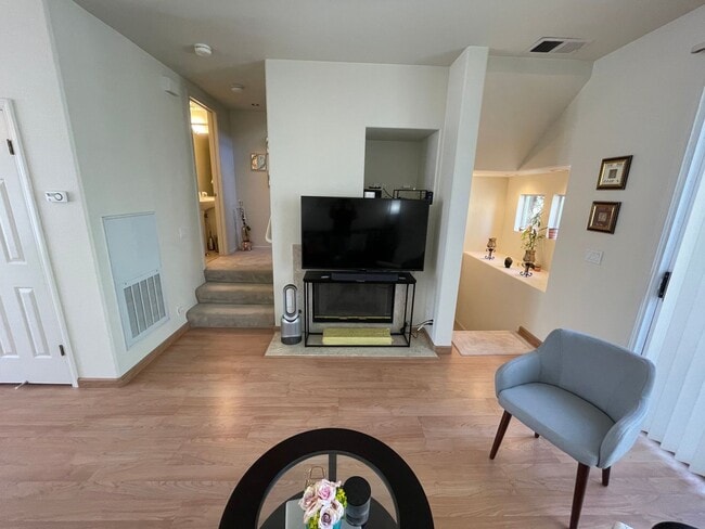 Building Photo - Rare Villagio 2 level townhome with garage and balcony, plus Den