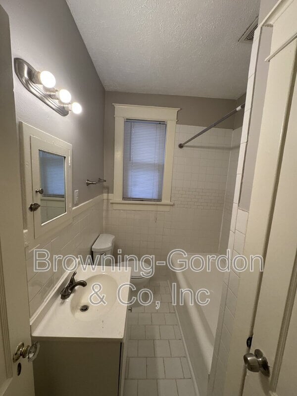 Building Photo - 1806 15th Ave S