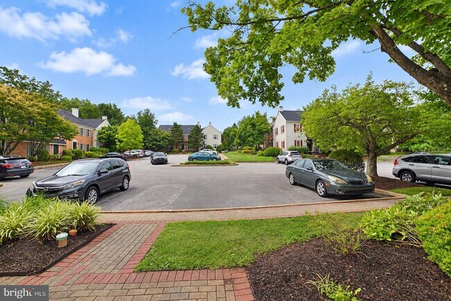 Building Photo - 604 Hillary Ct