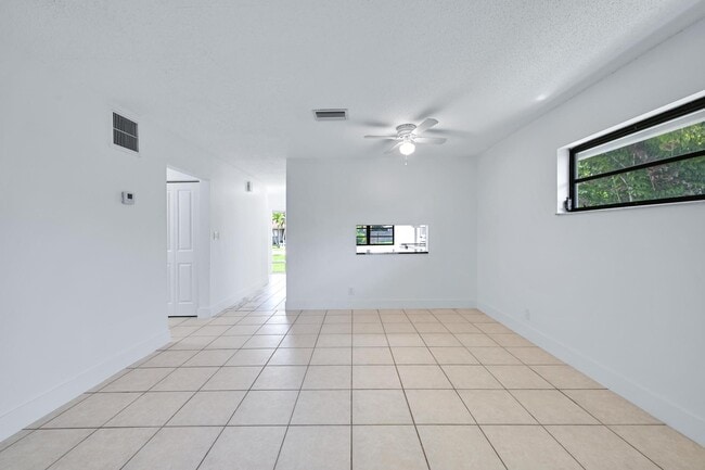 Building Photo - 498 NE 42nd St