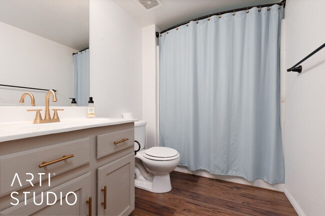 Building Photo - Beautiful 2-bedroom 2-bathroom condo by th...