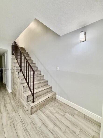 Building Photo - 3064 Riverside Dr