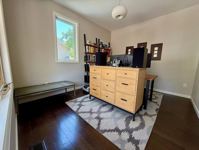 Building Photo - Furnished or Unfurnished: Updated 4 Bed 3....