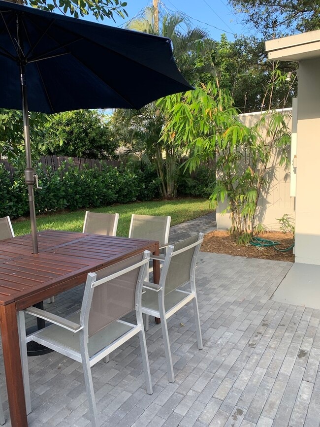 Lounge Area - 707 NE 22nd Dr