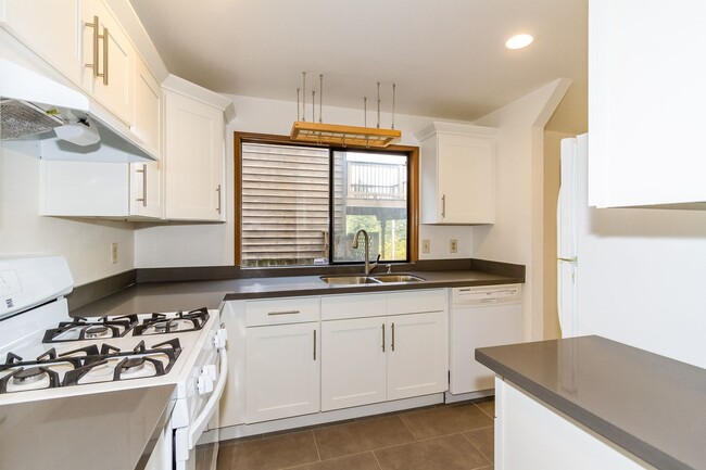 Building Photo - Maple Leaf 2-story 3 bed/2.5 bath with deck and garage available now for $3700!!