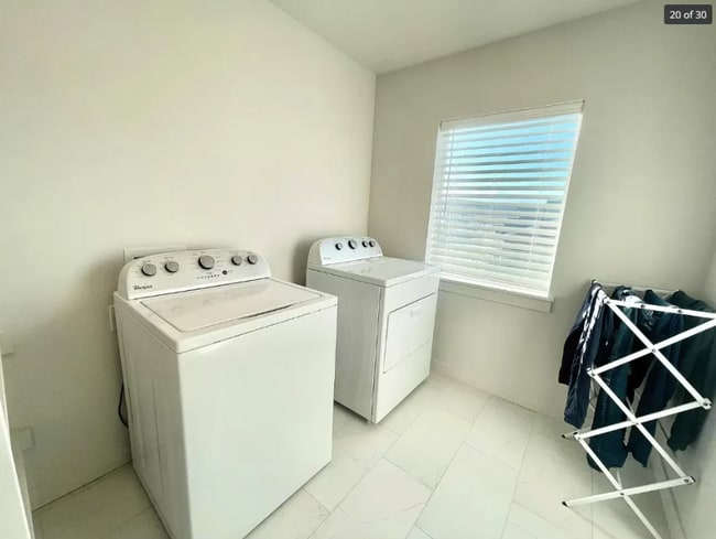 Building Photo - 2162 N Cloverleaf Wy