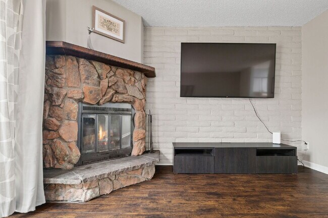 Building Photo - Great 2 bed 2 bath town house centrally lo...