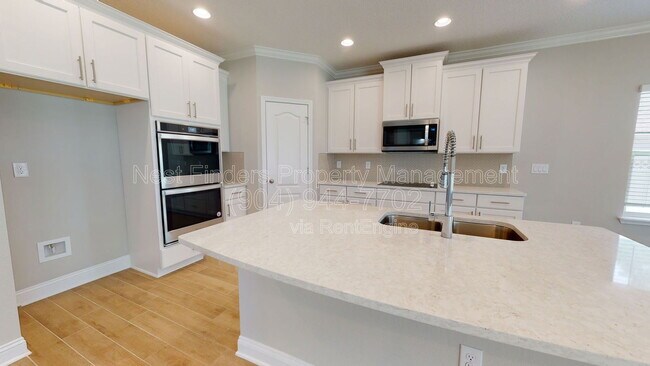 Building Photo - 1025 Wilmot Pl