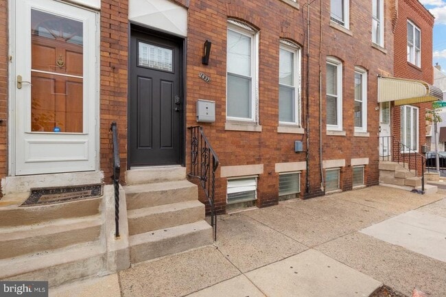 Building Photo - 2637 E Madison St