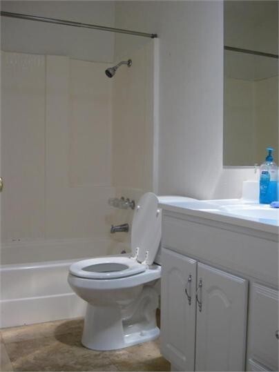 Building Photo - Rarely Available Private 5 Bed 3 Bath House w/ 2 Masters