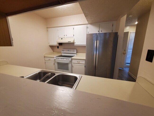 Building Photo - Nice 2 bedroom town home