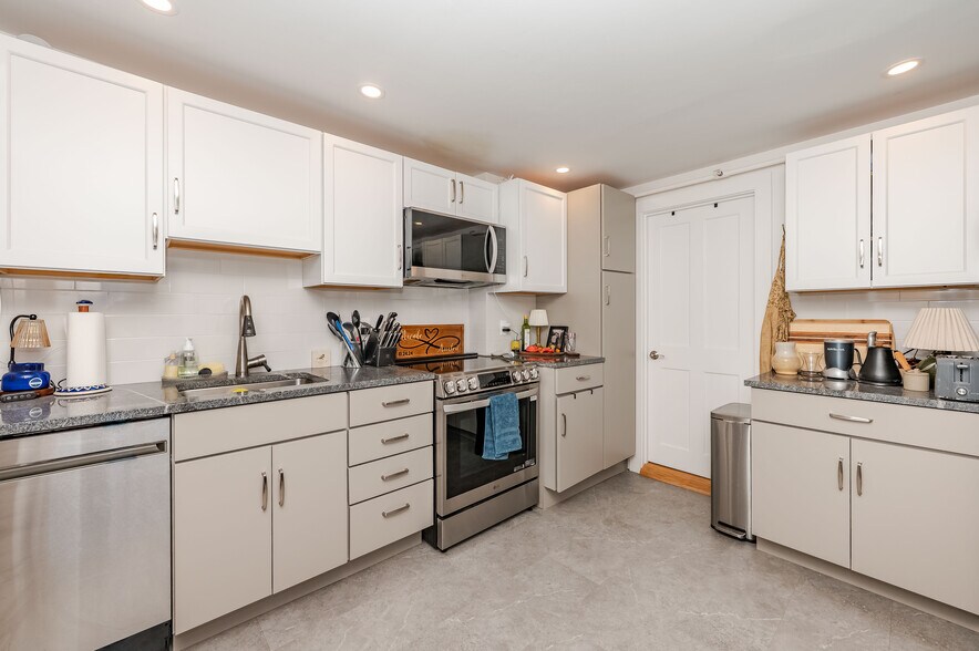 Building Photo - 361 Miller Ave