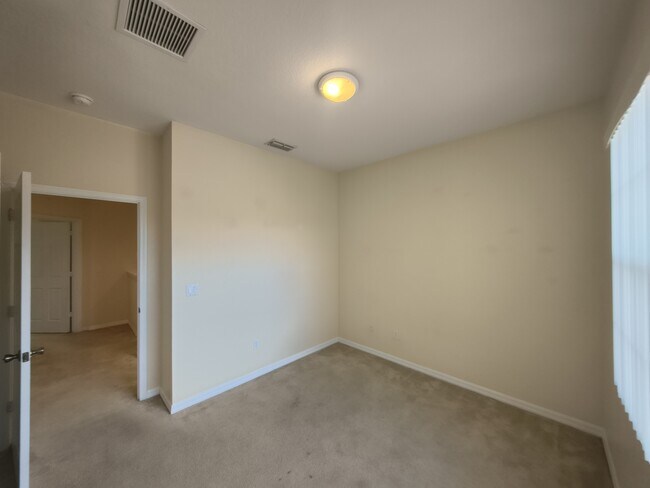 Building Photo - 1307 Clove Dr