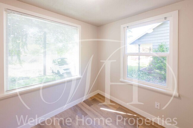 Building Photo - Great One Bedroom Home in a Natural Setting