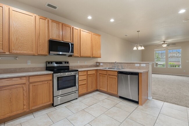 Building Photo - Evolve Real Estate: Beautiful 3 Bed / 2.5 ...