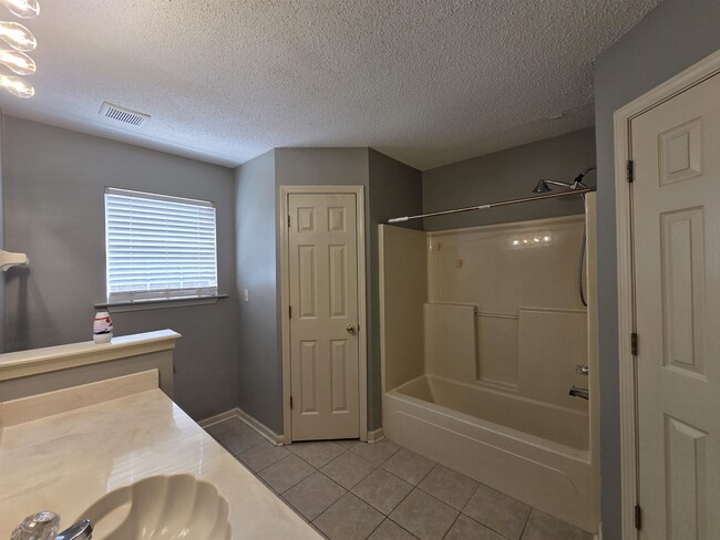 Building Photo - 7733 Shadowland Dr