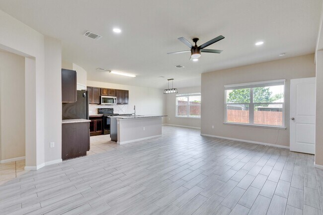 Building Photo - 116 Leona River Trl